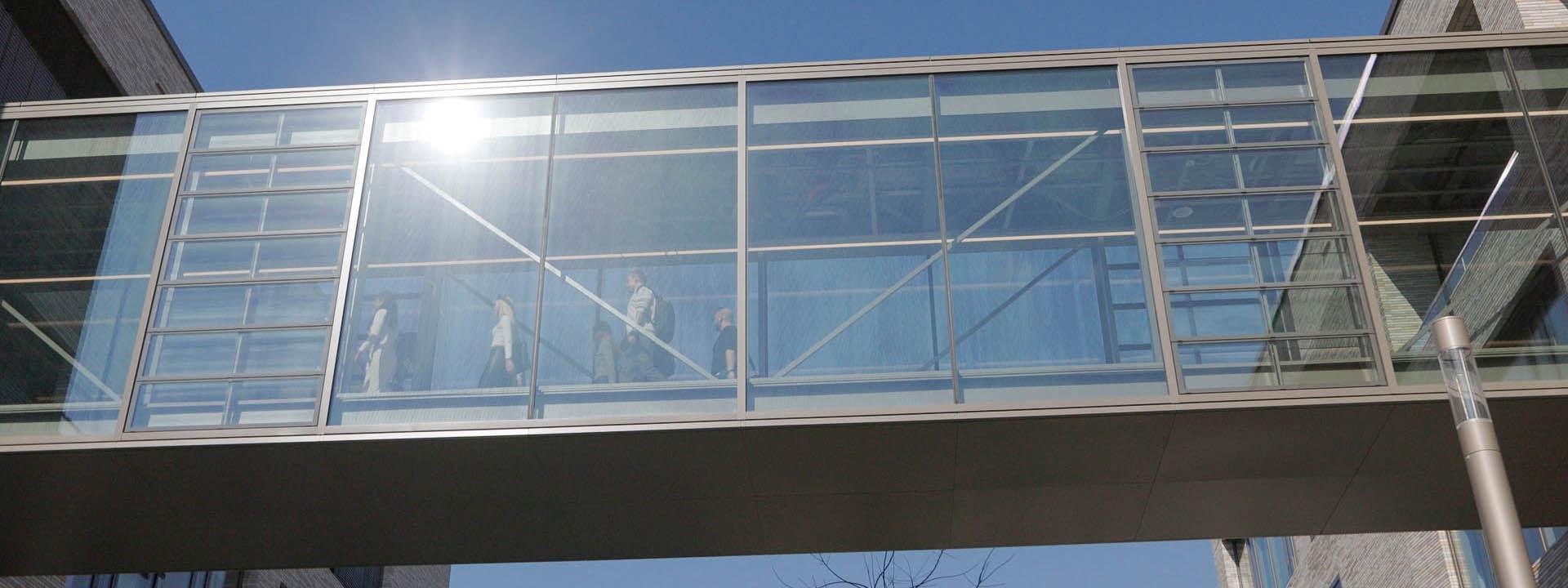 Gebäudebrücke am Bildungscampus Auf dem Foto ist die Gebäudebrücke zu sehen, die zwei DHBW Gebäude auf dem Bildungscampus verbindet.